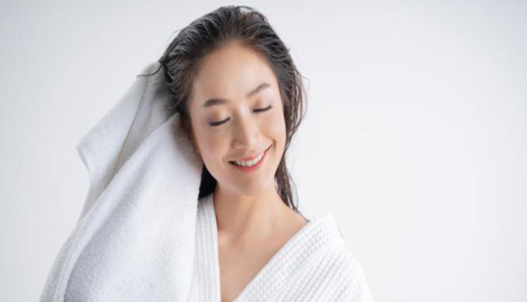 Lau khô tóc là bước cần thiết trong cách gội đầu sạch gàu Lau khô tóc là bước cần thiết trong cách gội đầu sạch gàu
